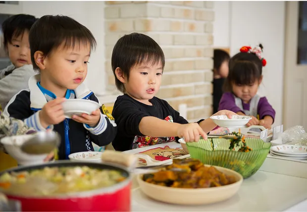 園児がビュッフェスタイルの昼食を楽しむ様子