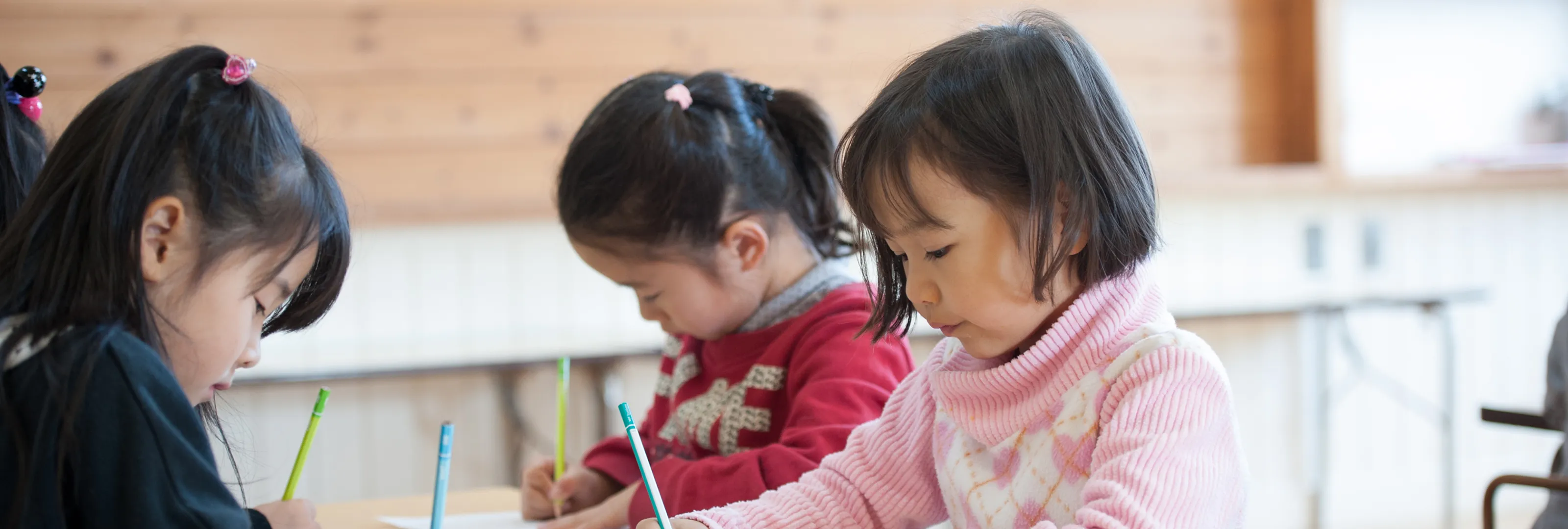 モンテッソーリ教育を保育の中心に据え、子どもたちの自主性と創造性を育む環境を提供しています。
