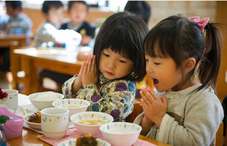 子どもたちの健やかな成長と心身の発達を支えるために、食育活動に力を入れています。