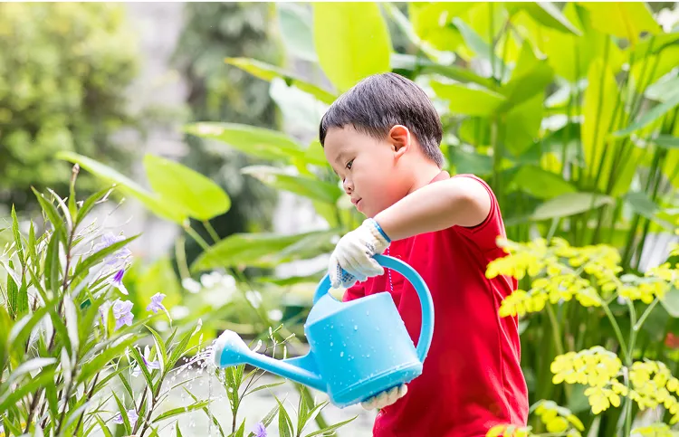 子どもたちの豊かな感性と心の成長を促すため、「花育」に力を入れています。
