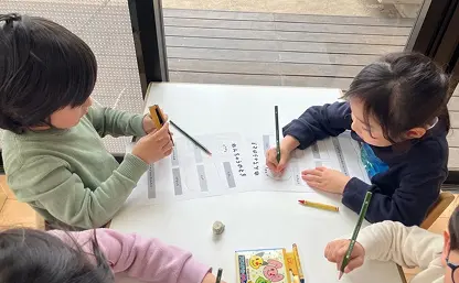 横浜りとるぱんぷきんずの園児が文字を書いている様子