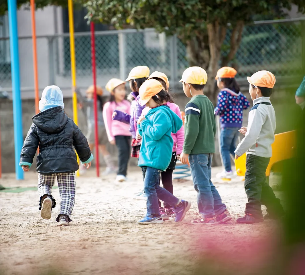 外で遊ぶ園児