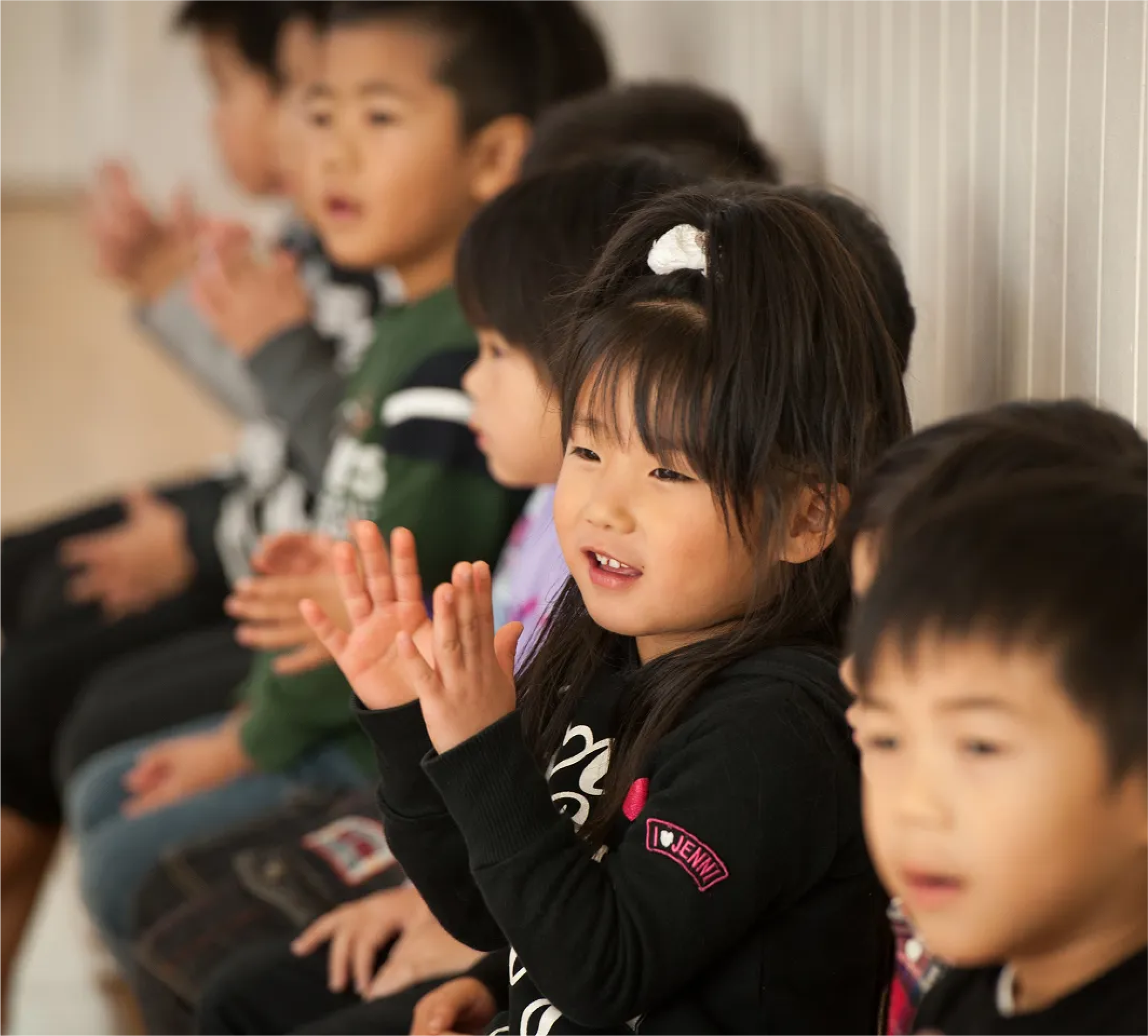 拍手をする園児たち
