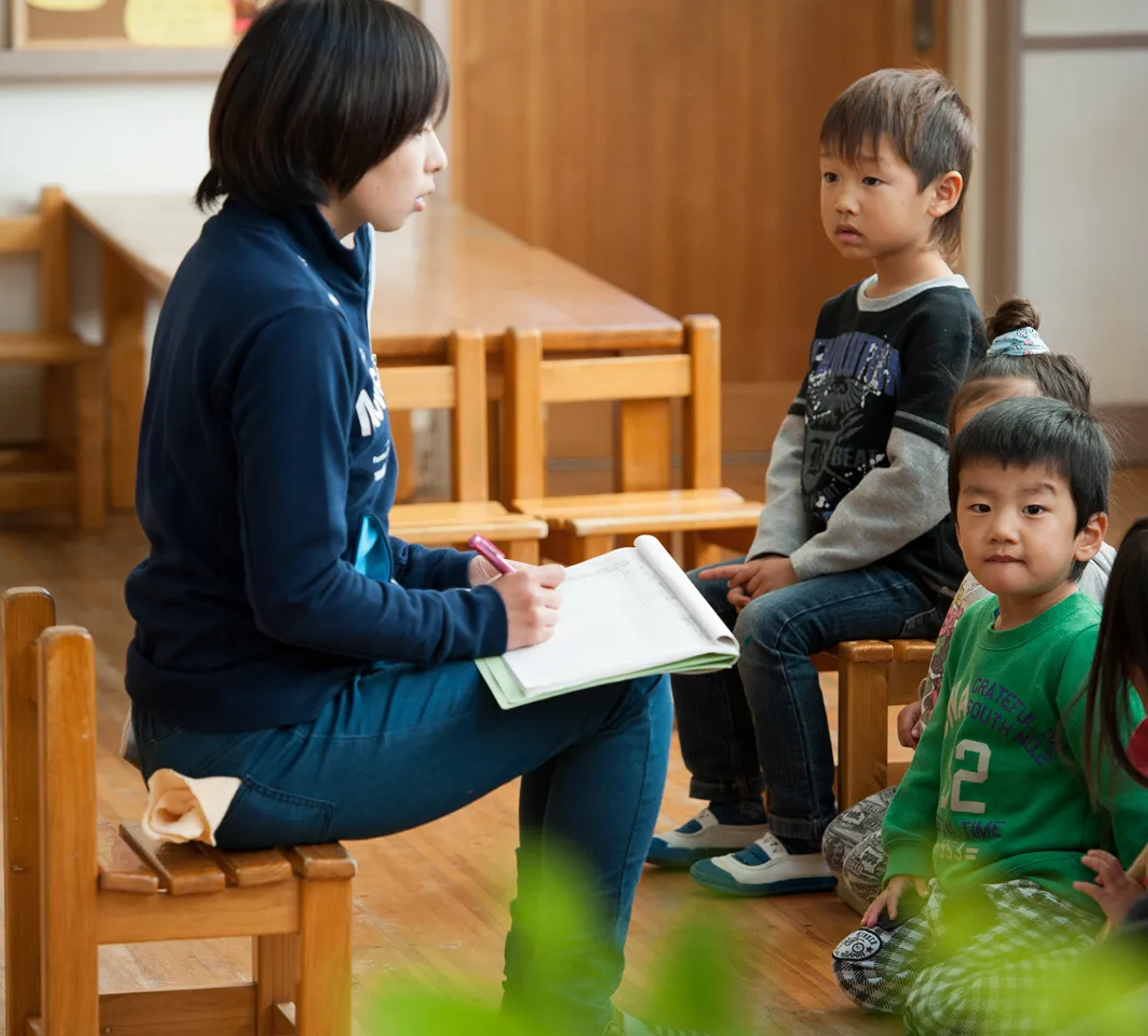 保育士の話を聞く園児
