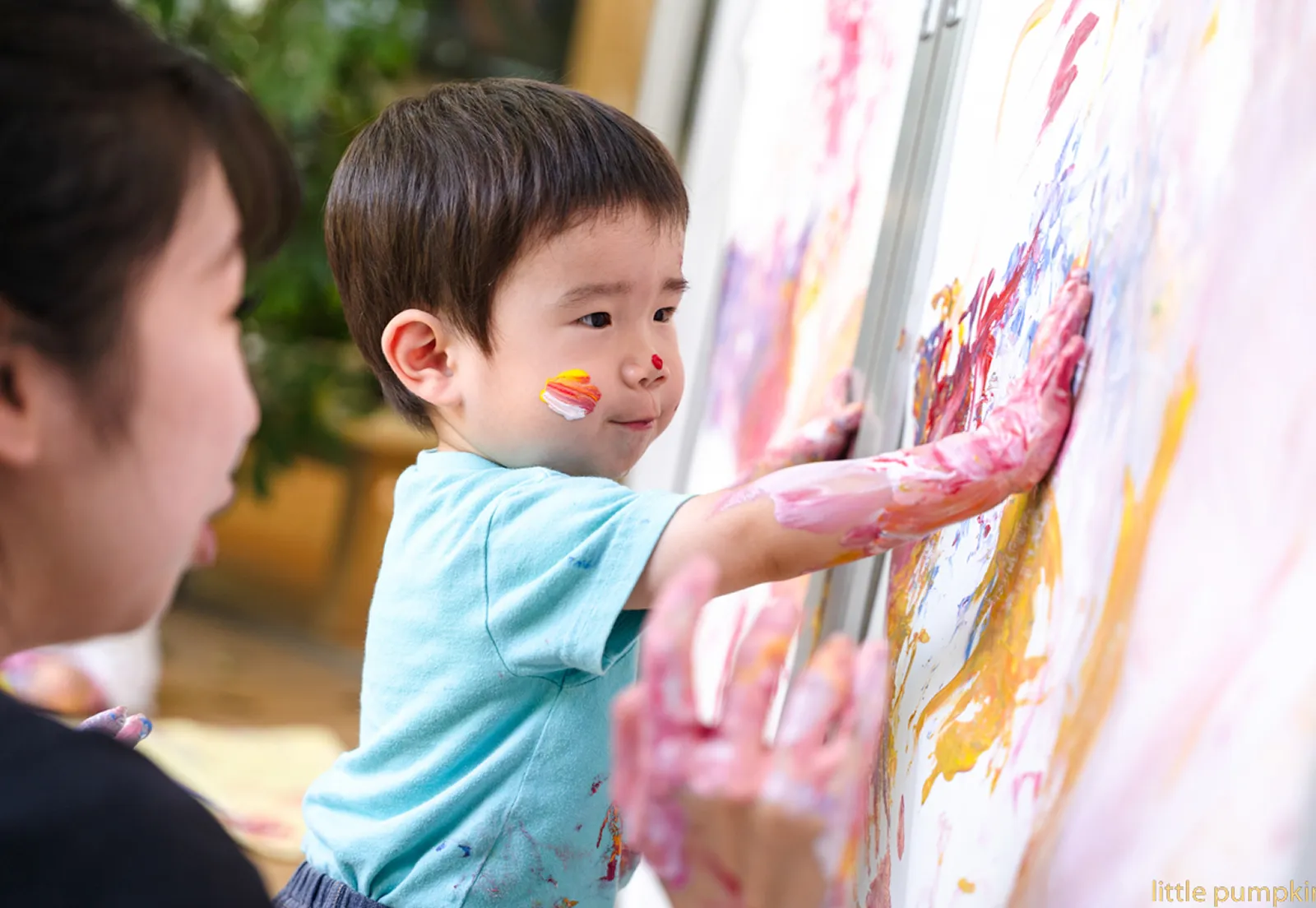 清香会の園児が絵の具で遊ぶ様子