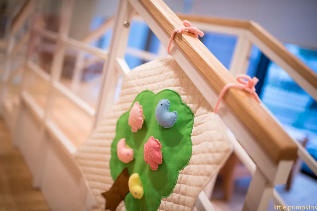 階段の手すりに飾られた手作りのフェルト装飾