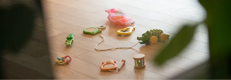 木の床に置かれたカラフルな知育玩具