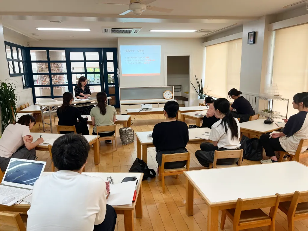 保育士たちが接遇マナーについて学ぶ研修を受けている様子