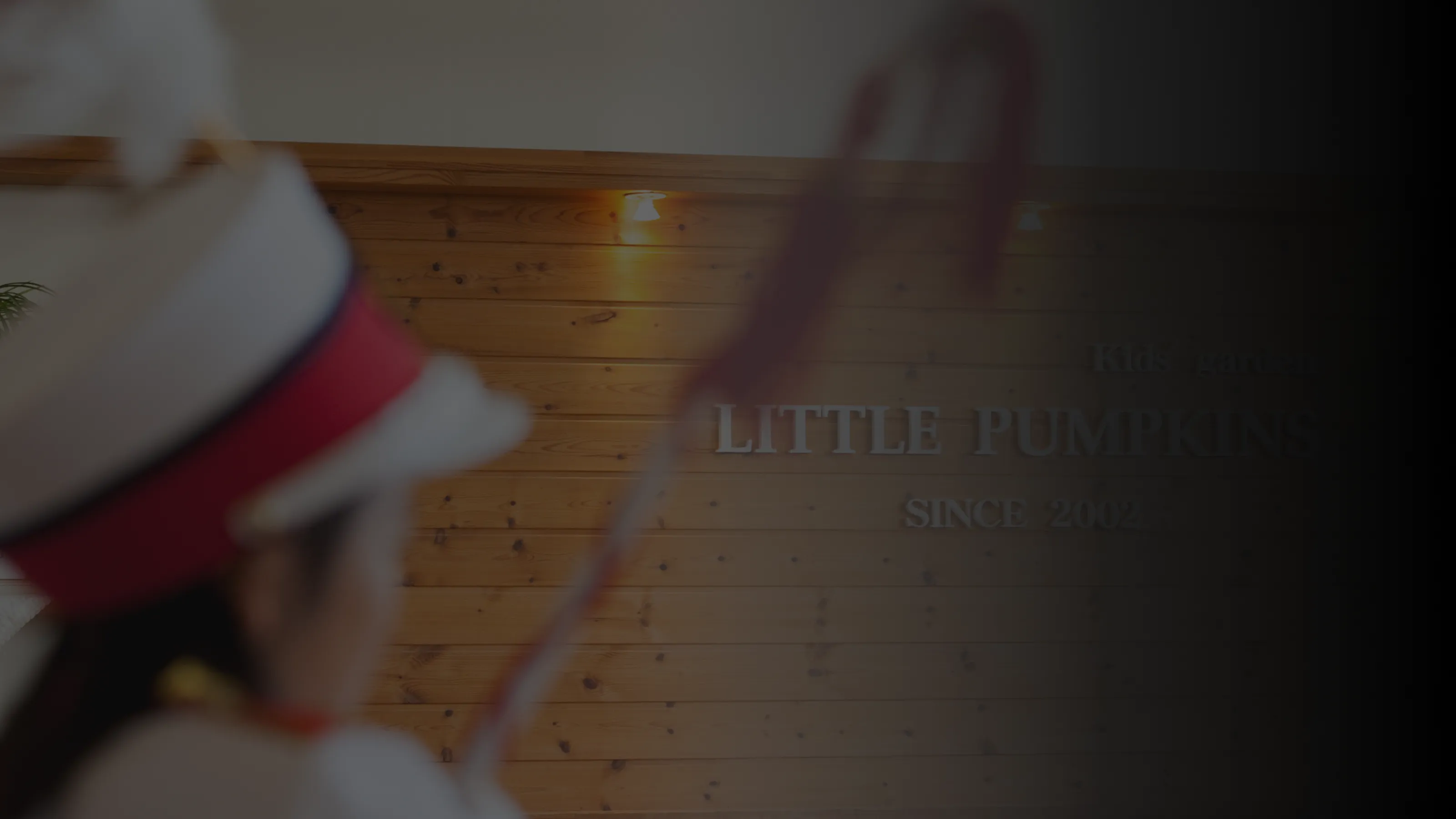 鼓笛隊の衣装を着た子どもと「LITTLE PUMPKINS」の看板