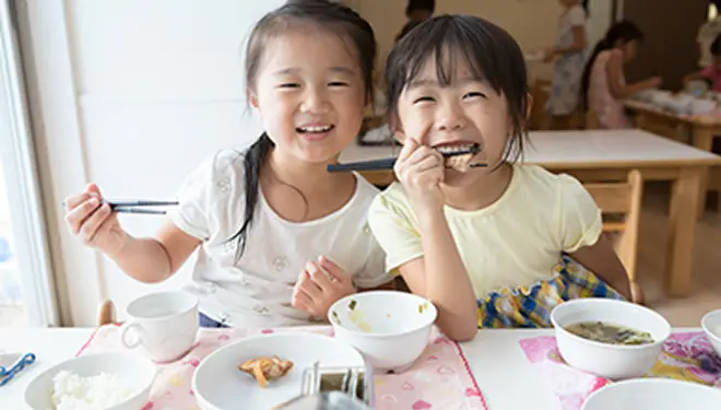 中野りとるぱんぷきんずの園児が給食を食べている様子