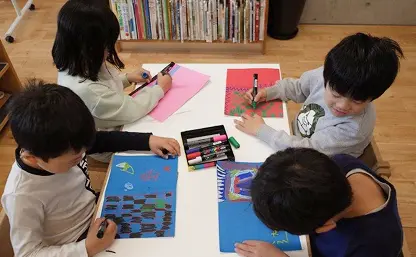 荻窪りとるぱんぷきんずの園児がお絵描きする様子