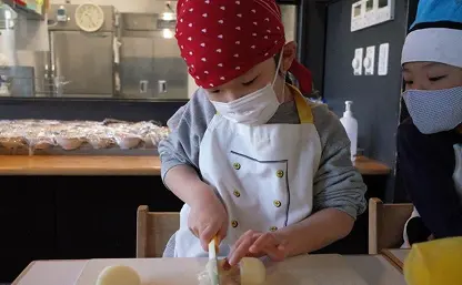 荻窪りとるぱんぷきんずの園児が料理をする様子