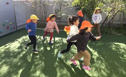 荻窪りとるぱんぷきんずの園児が庭で遊ぶ様子