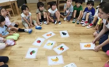 荻窪りとるぱんぷきんずの園児が英語を学ぶ様子