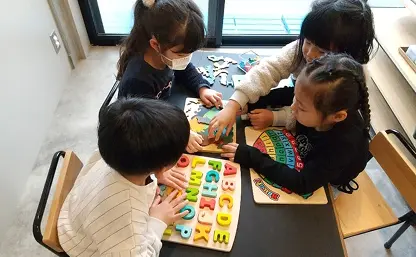 こどもの園りとるぱんぷきんずの英語教室の様子