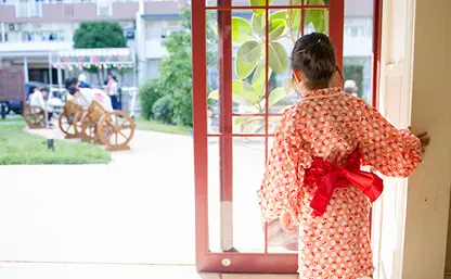 浴衣をきた横浜りとるぱんぷきんずの園児