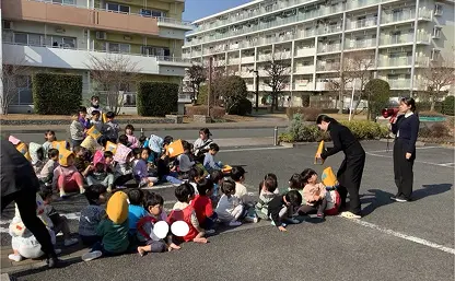 横浜りとるぱんぷきんずの園児と保育士が避難訓練をする様子