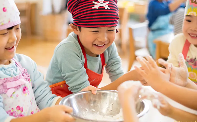 横浜りとるぱんぷきんずの園児が料理をする様子