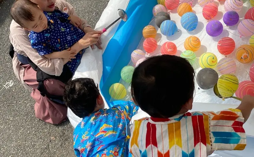 横浜りとるぱんぷきんずの夏祭りでヨーヨー釣りをする様子