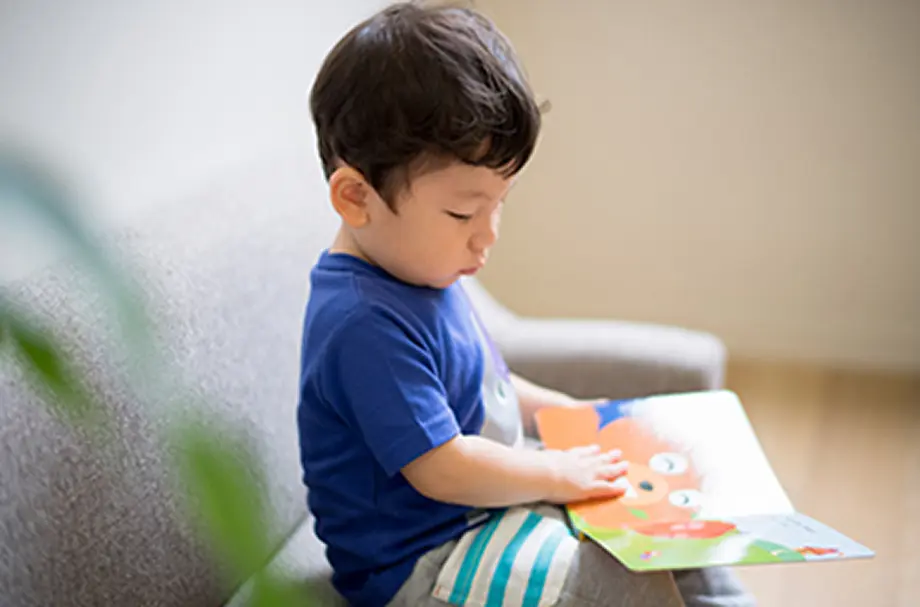 西原りとるぱんぷきんずの園児が絵本を読む様子
