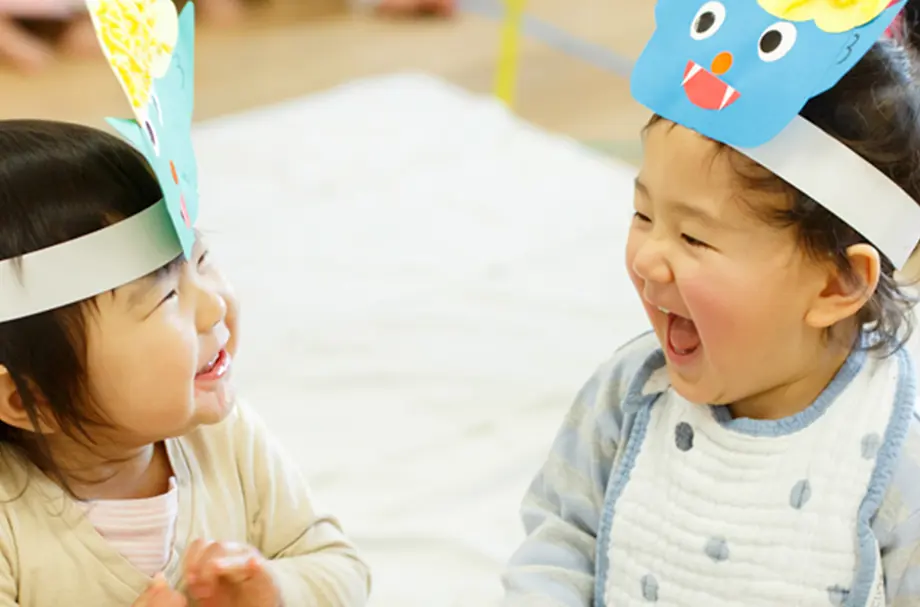 大塚りとるぱんぷきんずの園児2人が微笑みあう様子