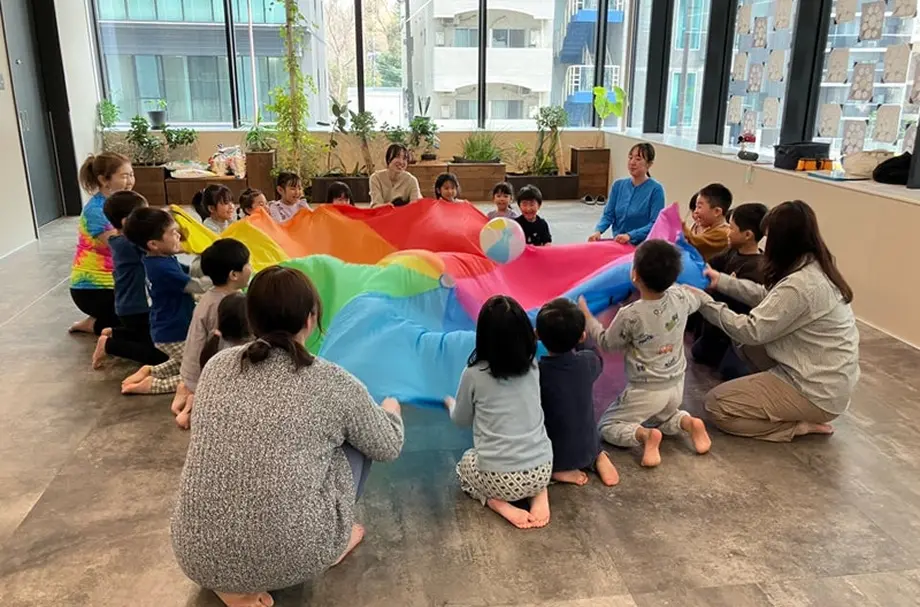 千駄ヶ谷りとるぱんぷきんずでレクリエーションを行う園児と先生