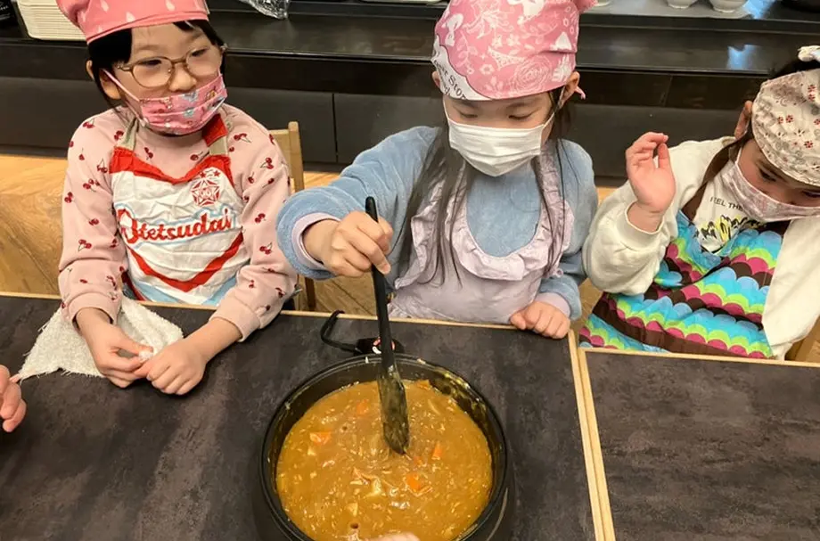 高円寺りとるぱんぷきんずの園児ががカレーを作っている様子
