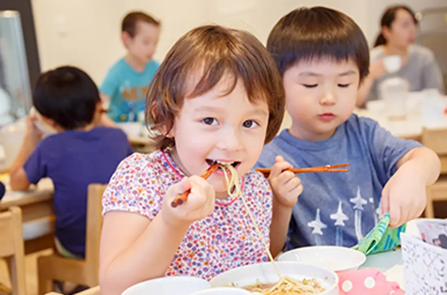 西原りとるぱんぷきんずの園児が美味しそうにビュッフェを食べている様子
