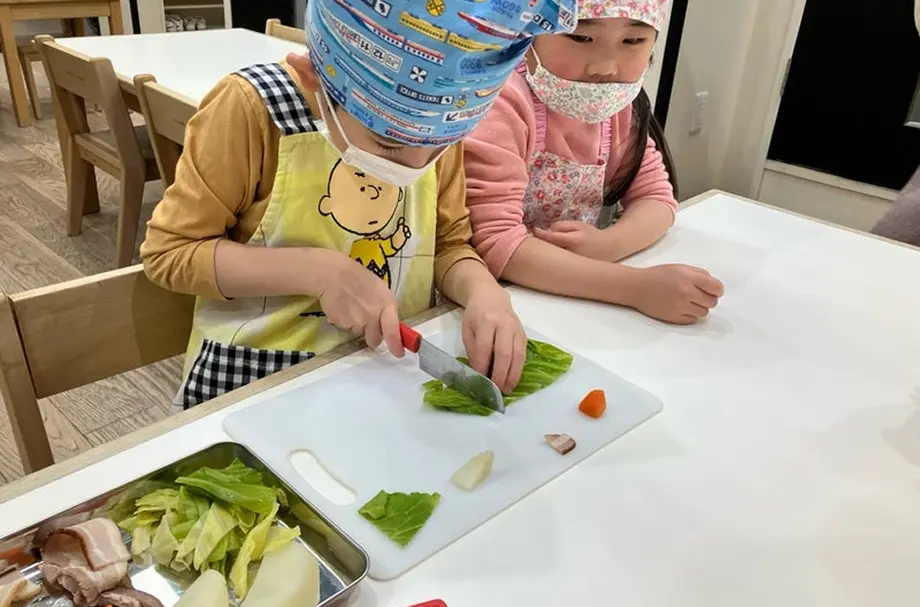 大塚りとるぱんぷきんずの園児が料理をする様子
