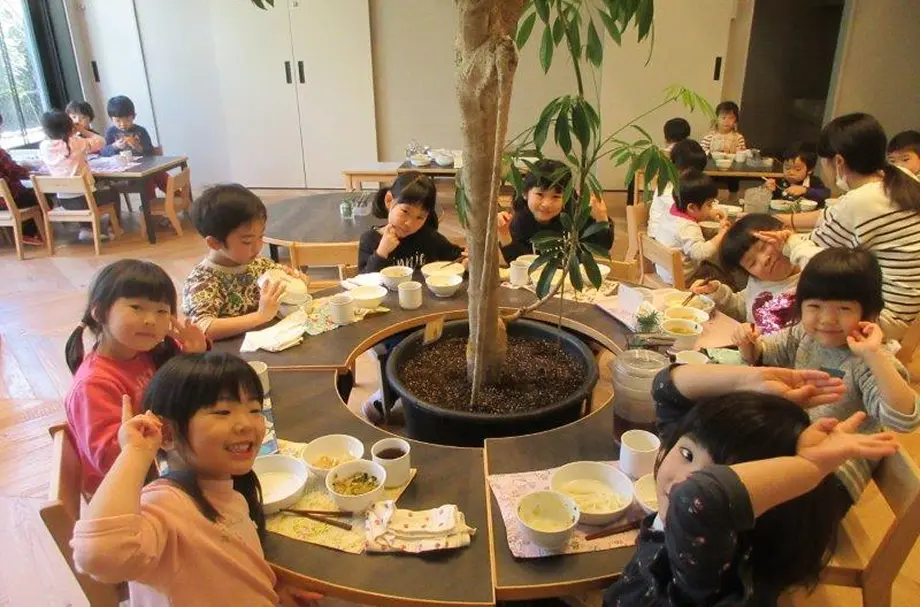 高円寺りとるぱんぷきんずの園児が給食を食べている様子