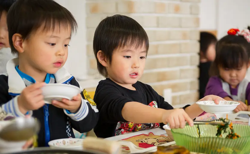配膳する子供たち