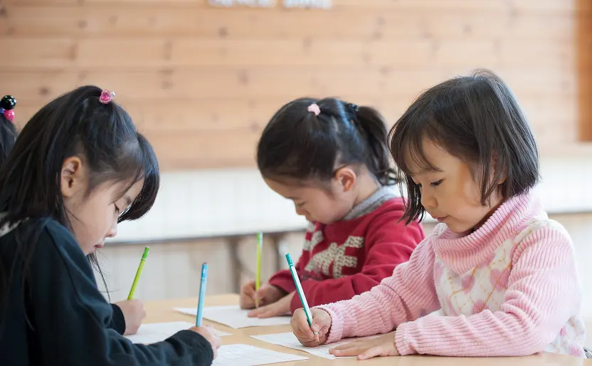 勉強する子供たち