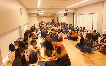 緊急時の対応方法を学ぶ様子