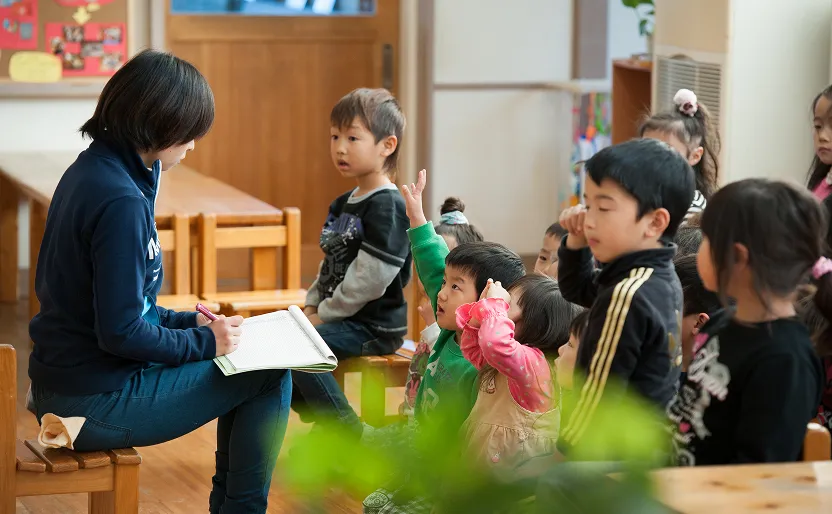 保育園児に勉強を教える女性保育士