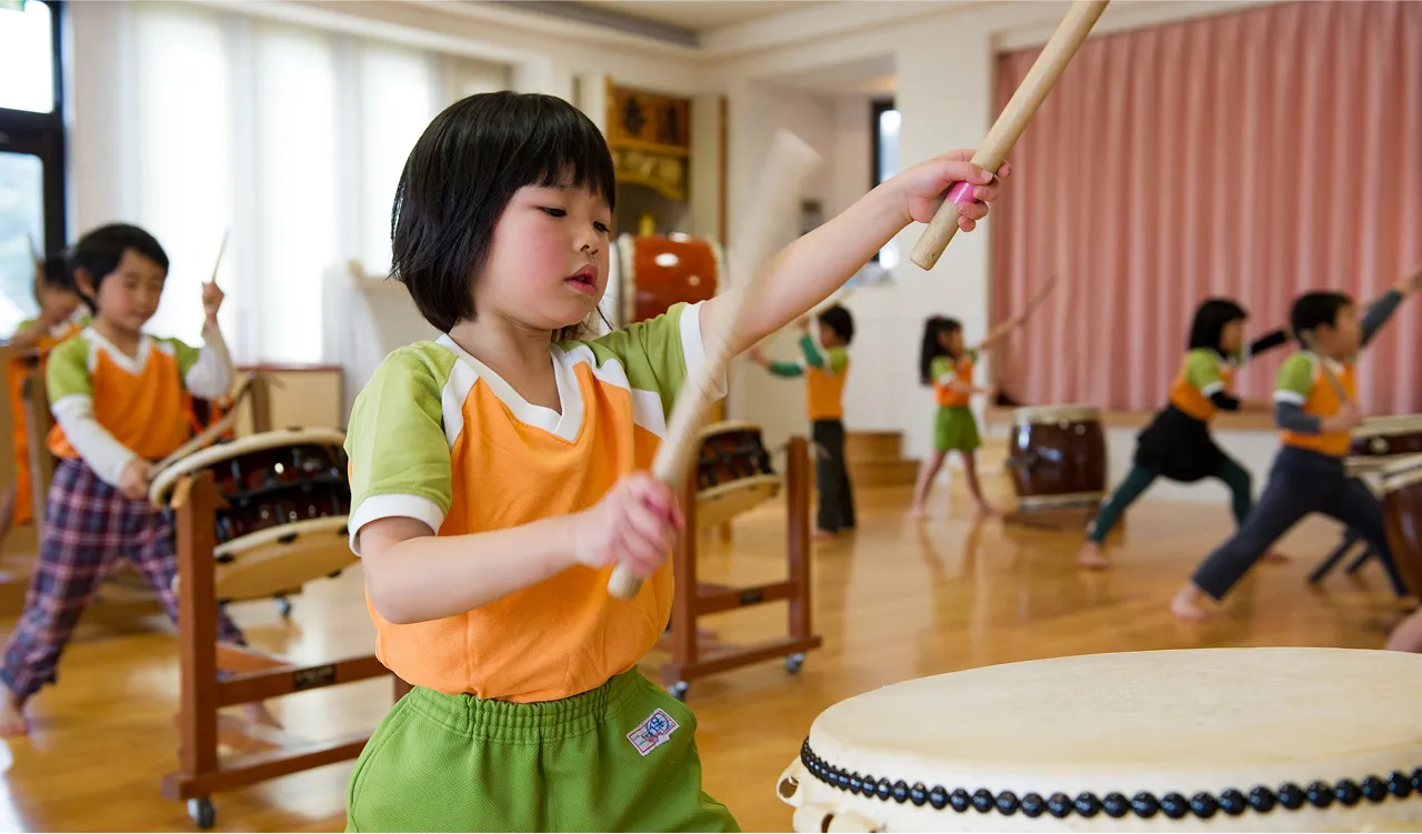 清高りとるぱんぷきんずの園児が和太鼓を叩く様子