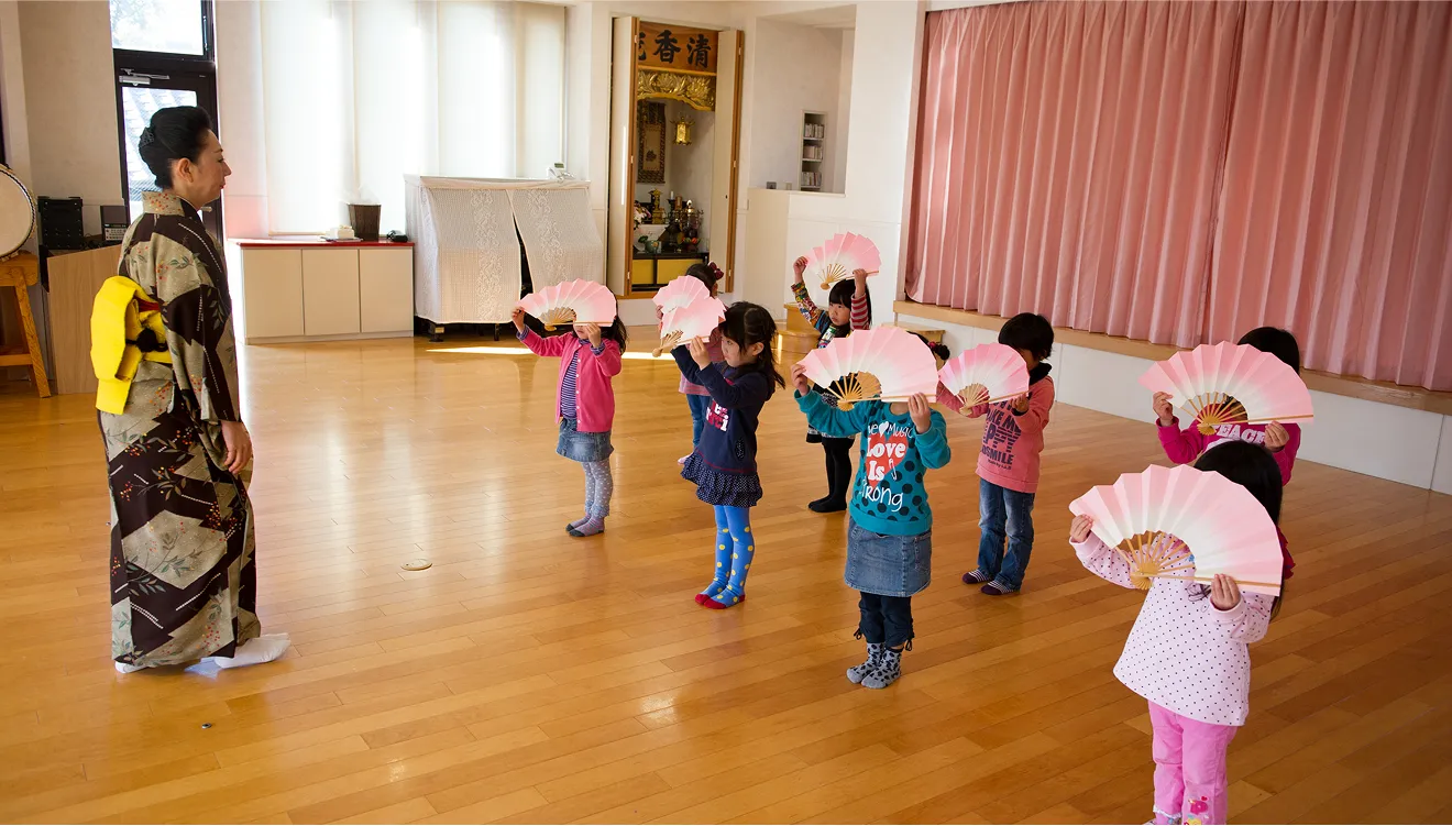 清高りとるぱんぷきんずの園児が日舞を学ぶ様子
