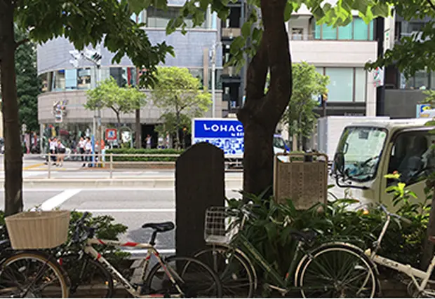 東京メトロ日比谷線「小伝馬町駅」4番出口から地上に出てすぐの歩道