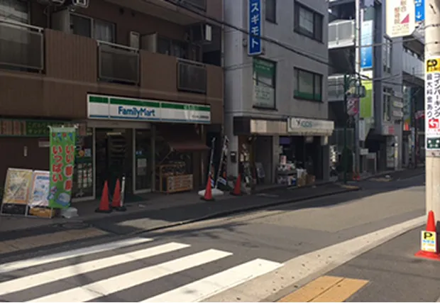 横断歩道を渡りファミリーマートとタバコ屋が立ち並ぶ通り