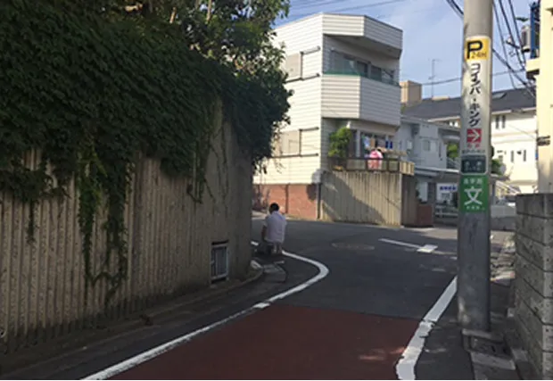 坂道前の道路