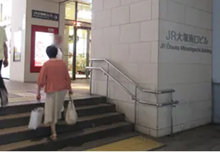 JR大塚南口ビルの表示がされている柱