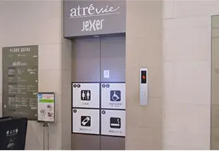 atre エレベーター前