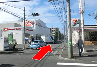 直進していくと一つ目の信号の近くにあるOKストアとセブンイレブン