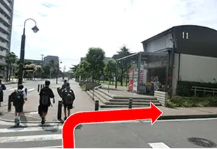 さらに進んだ先の二つ目の十字路