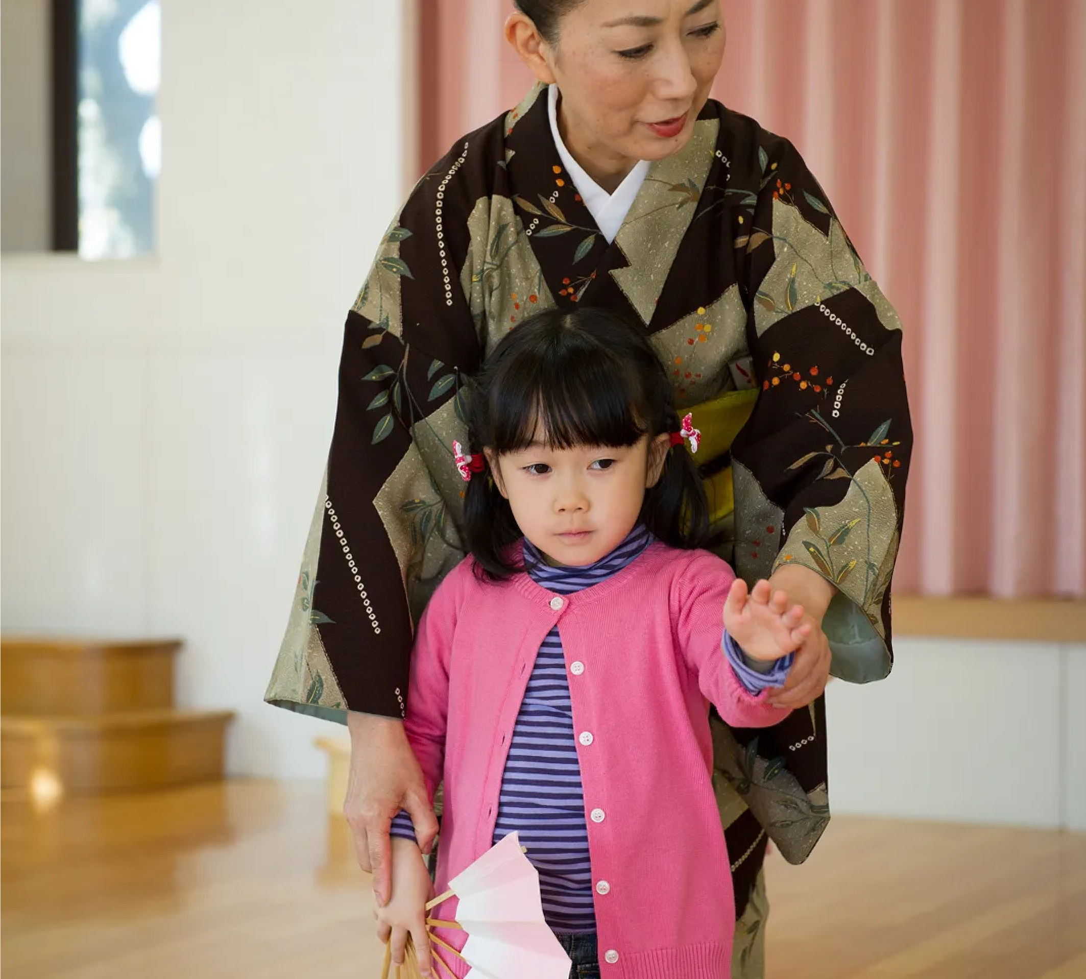 清高りとるぱんぷきんずの園児が伝統芸能を学ぶ様子