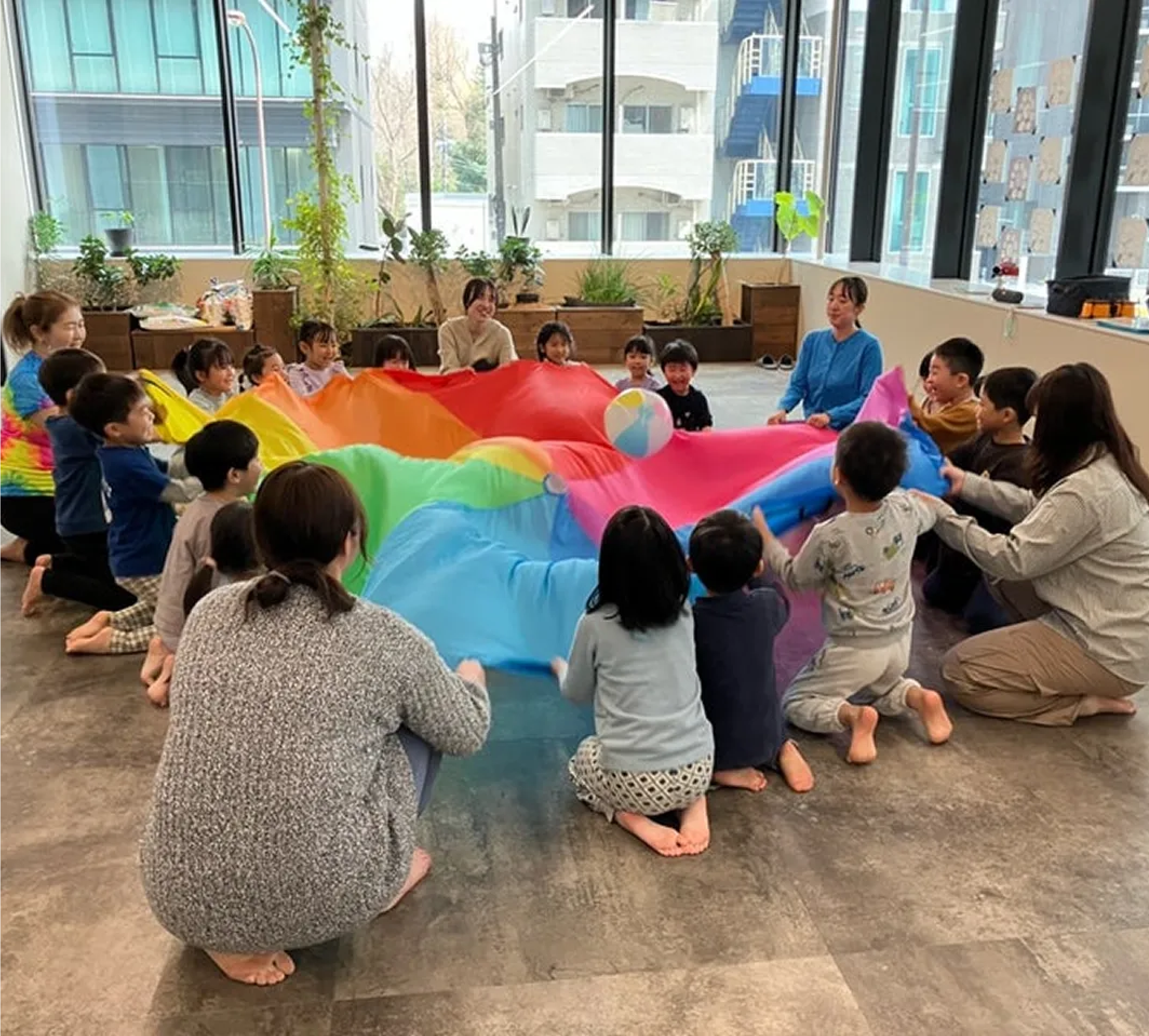 園児が布で遊ぶ様子