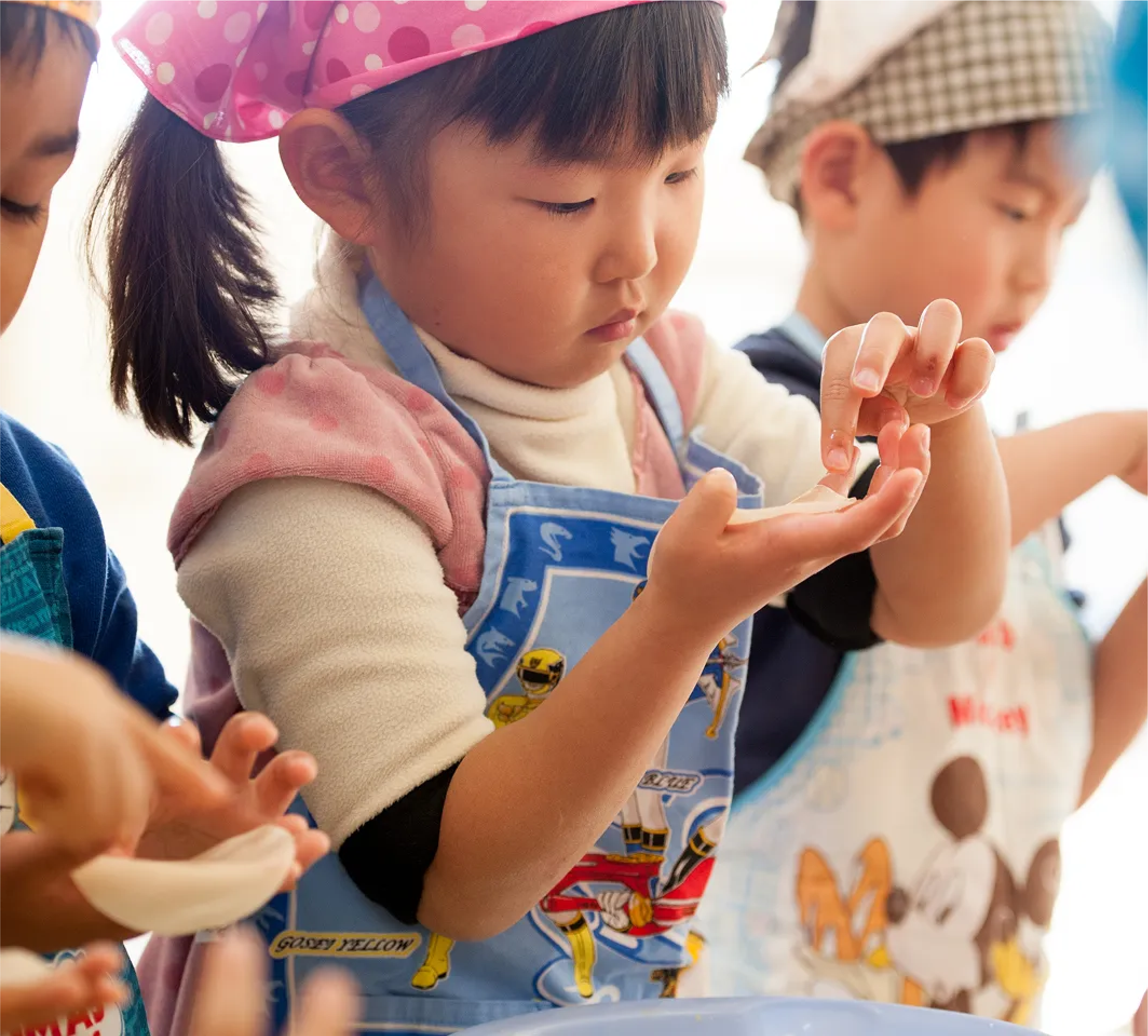 こどもの園りとるぱんぷきんずのクッキング活動の様子