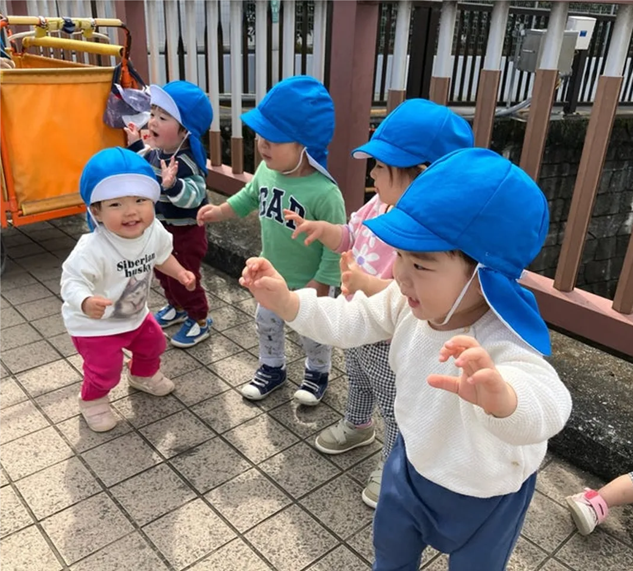 中野りとるぱんぷきんずの園児が散歩をしている様子