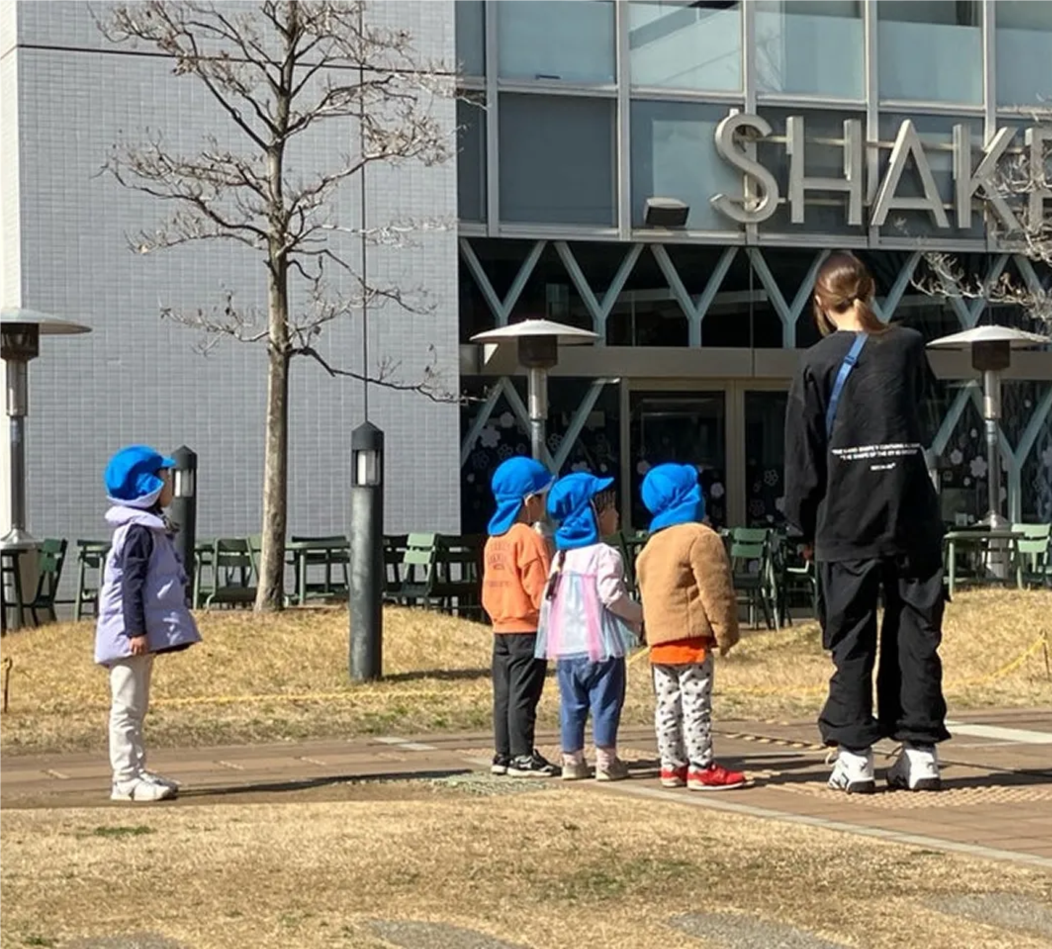 千駄ヶ谷りとるぱんぷきんずの園児と保育士