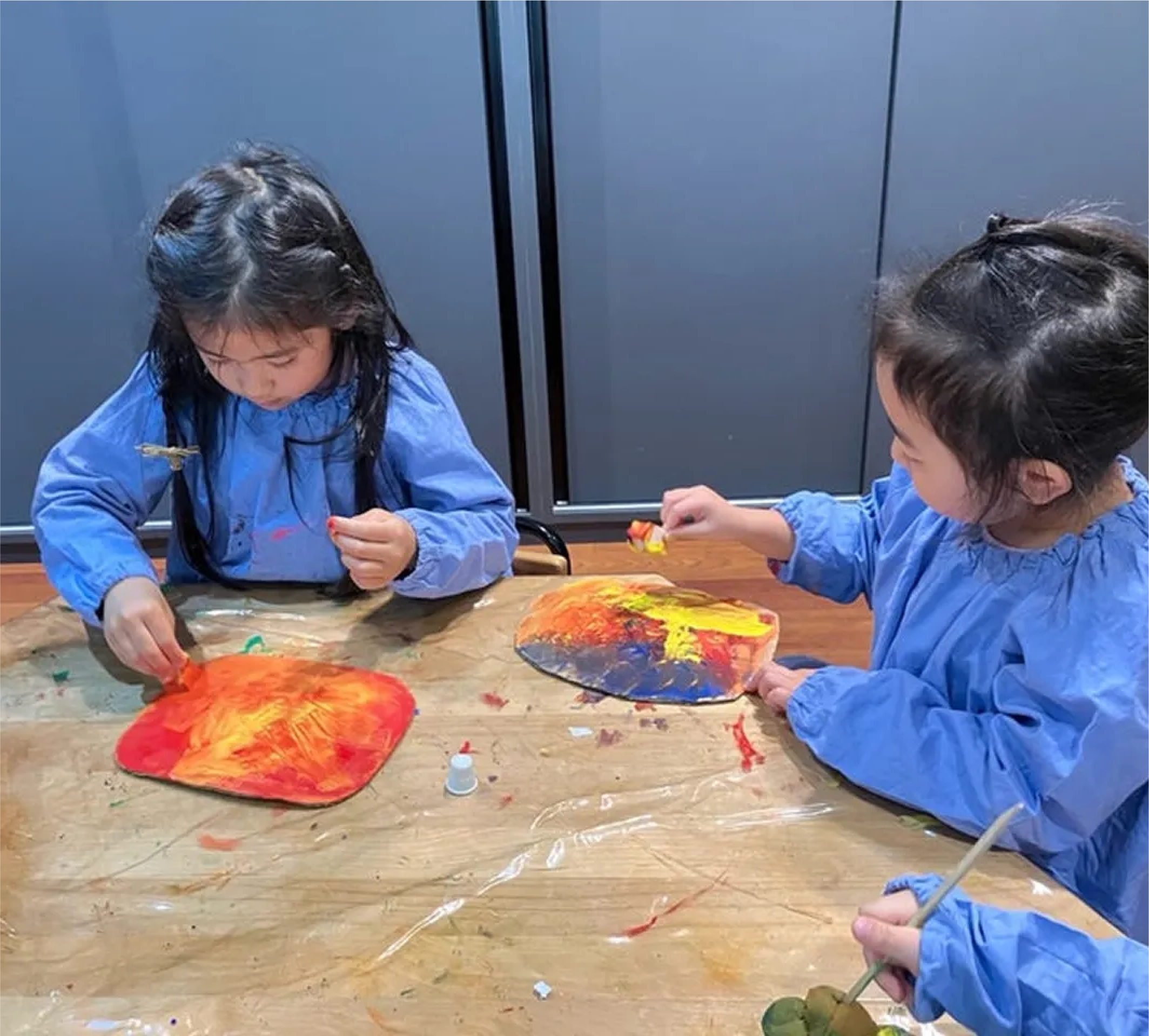 千駄ヶ谷りとるぱんぷきんずの園児が絵の具で工作をする様子