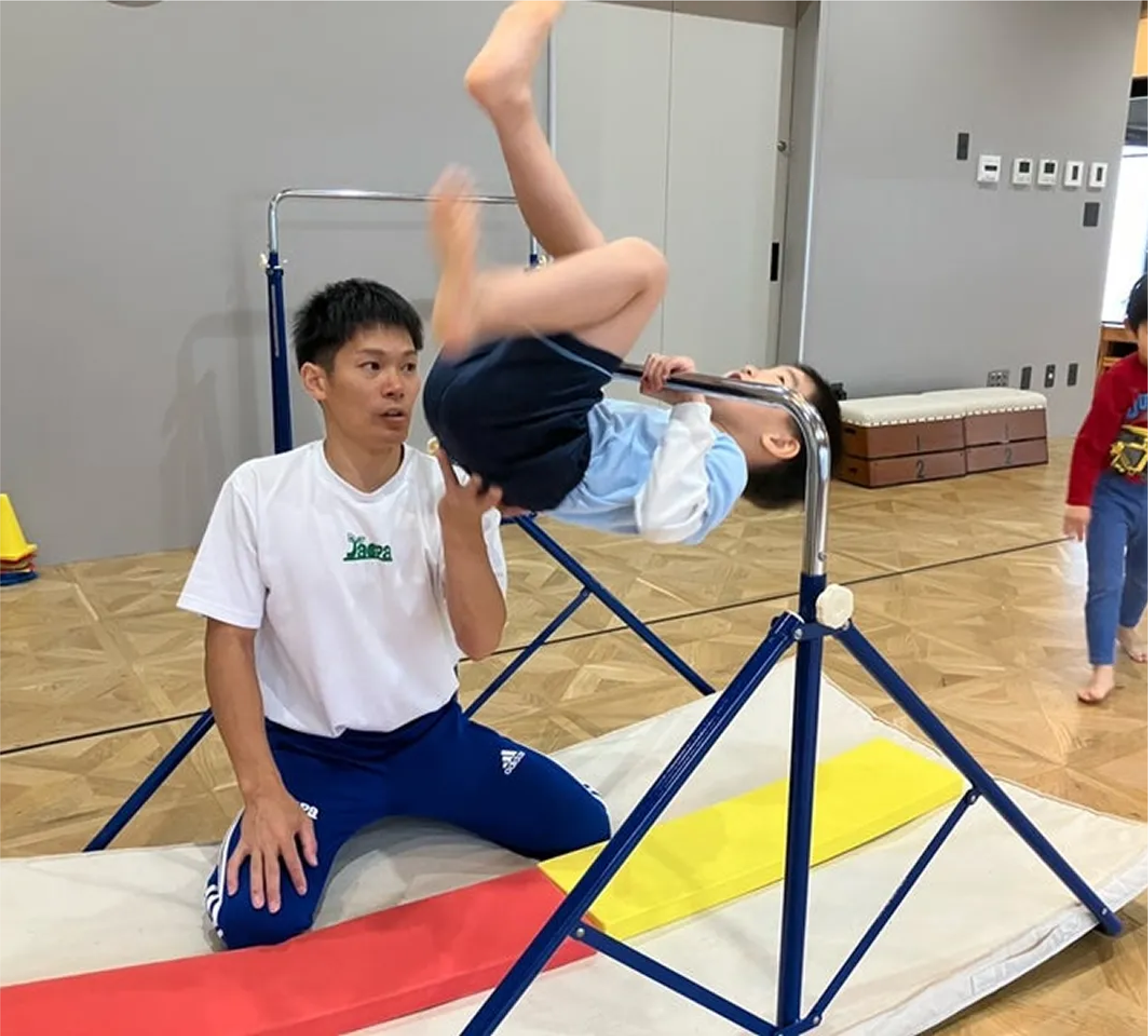 高円寺りとるぱんぷきんずの園児が鉄棒をする様子